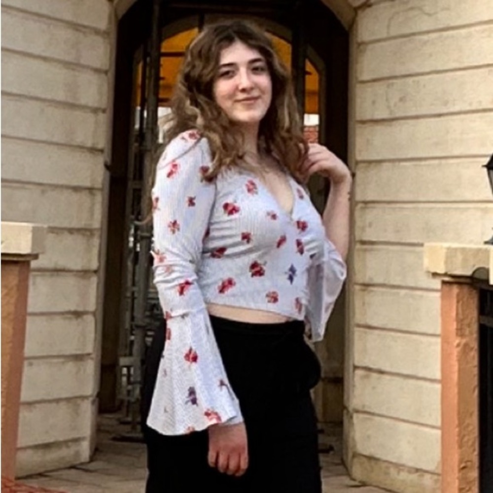 Extra long-sleeve floral v-neck crop top